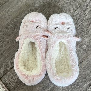 NEVER WORN CUTE KIDS SLIPPERS